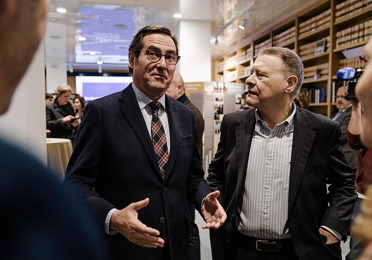 El presidente de la CEOE, Antonio Garamendi (i), y el expresidente de Red Eléctrica de España y exministro, Jordi Sevilla.