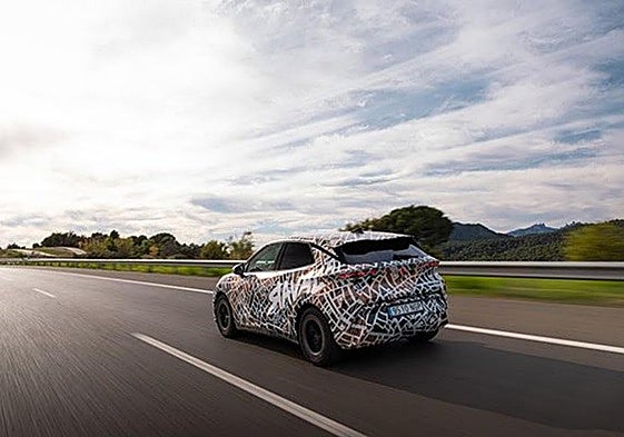 El Cupra Raval ya rueda camuflado