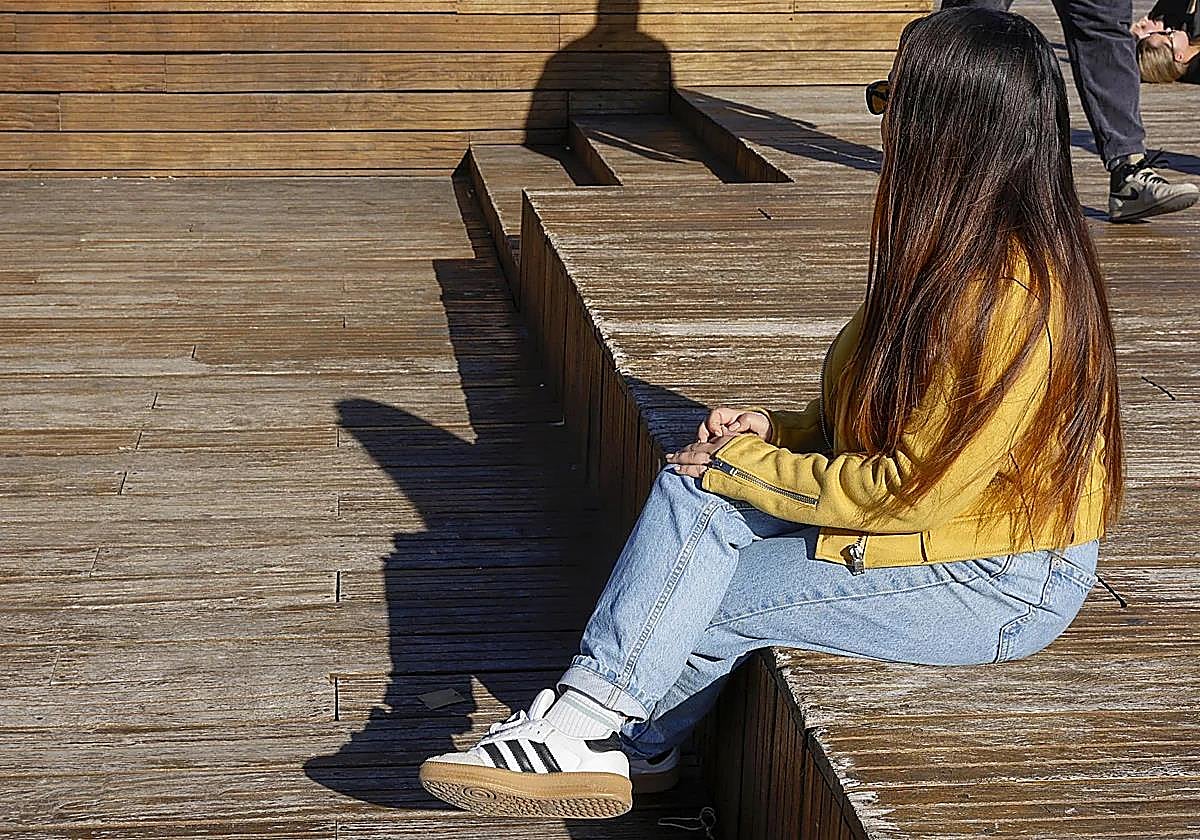 Angie, la joven víctima de la violación, en la Marina de Valencia.