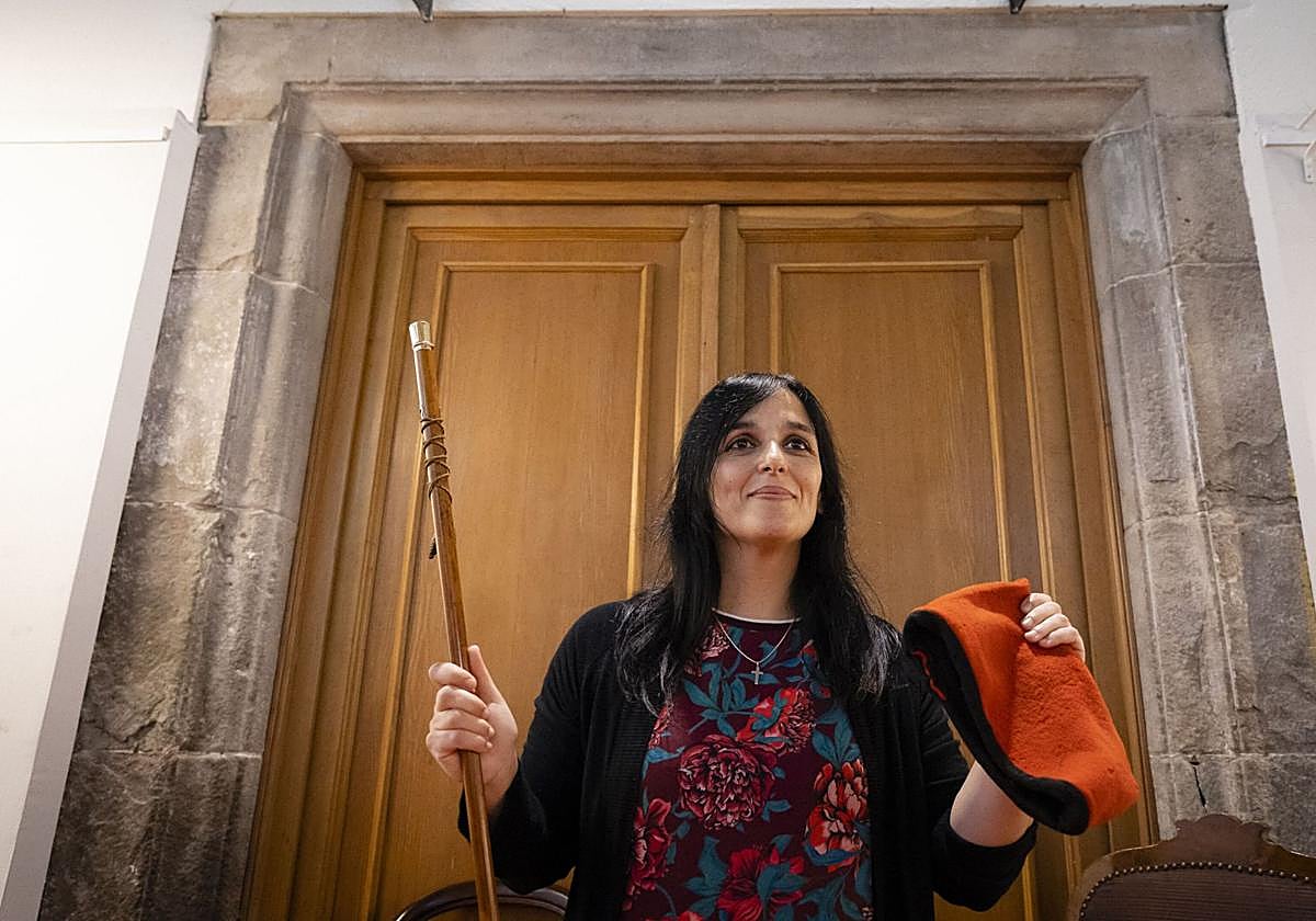 La líder de Aliança Catalana, Sílvia Orriols, con la vara de mando de Ripoll, donde es alcaldesa, y una barretina.