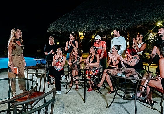 La presentadora Paula Vázquez, junto a todos los concursantes de 'Hasta el fin del mundo', el espacio de La 1.