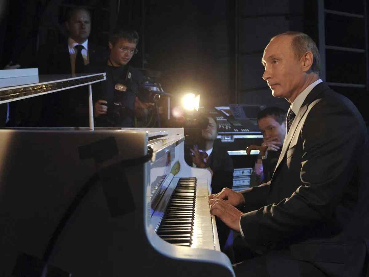 Putin toca el piano en su visita al Teatro de las Naciones en Moscú, el 15 de septiembre de 2011.