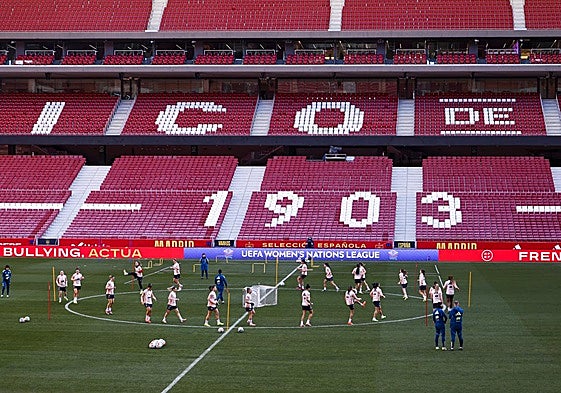 La selección española femenina, durante su entrenamiento en el Metropolitano.