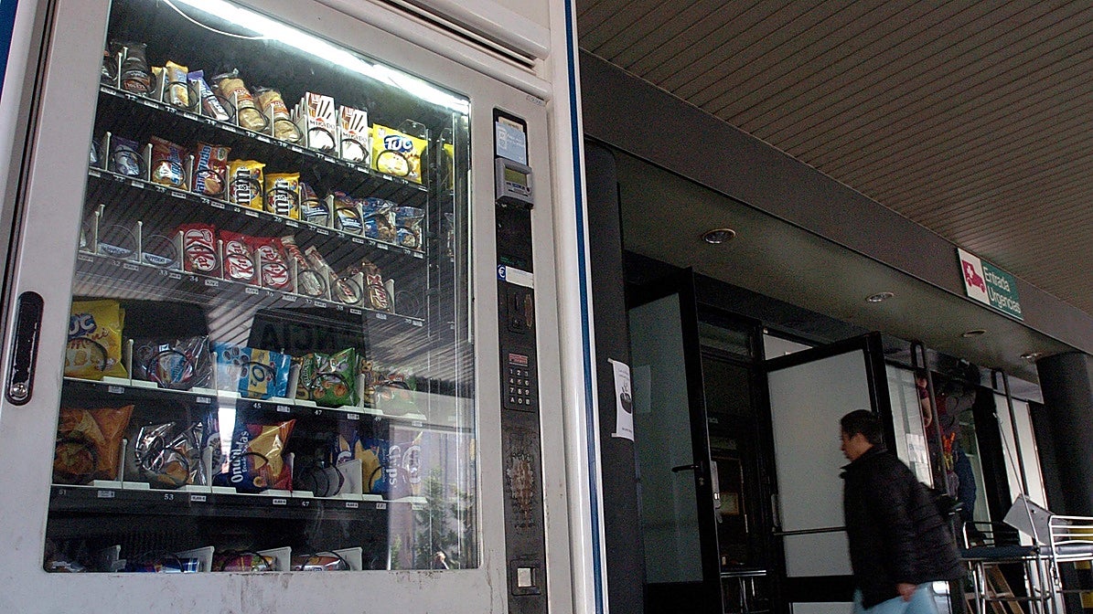 Una máquina de 'vending' ubicada en la puerta de urgencias de un hospital español.