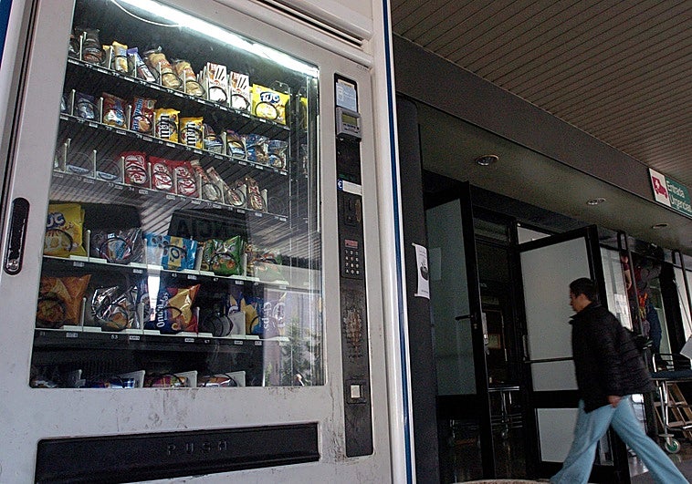 A vending machine located at the entrance of a Spanish hospital emergency room.