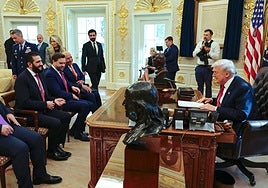 Trump recibe al presidente de Siria, Ahmed al-Sharaa, en el despacho oval.