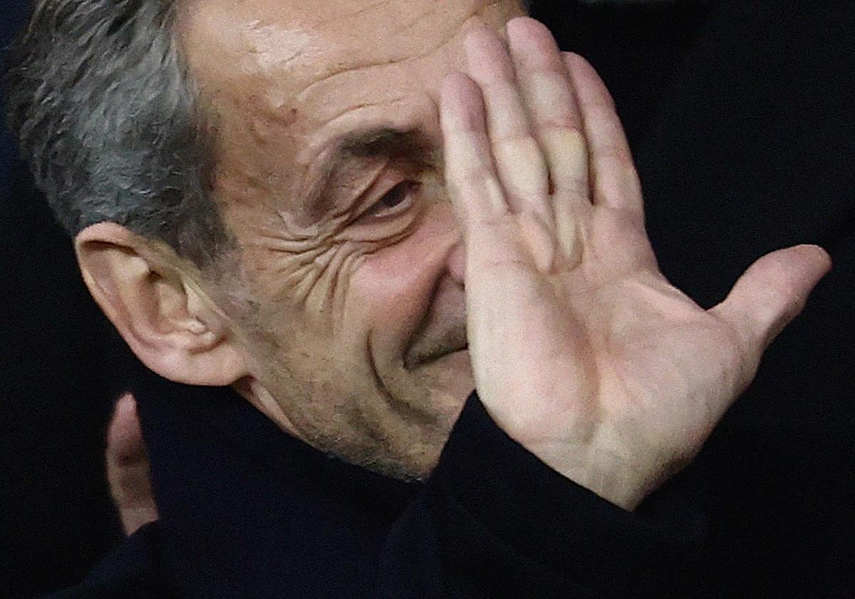 Nicolas Sarkozy saluda en un partido del PSG.