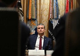 Pete Hegseth durante la reunión del Gabinete de Trump.