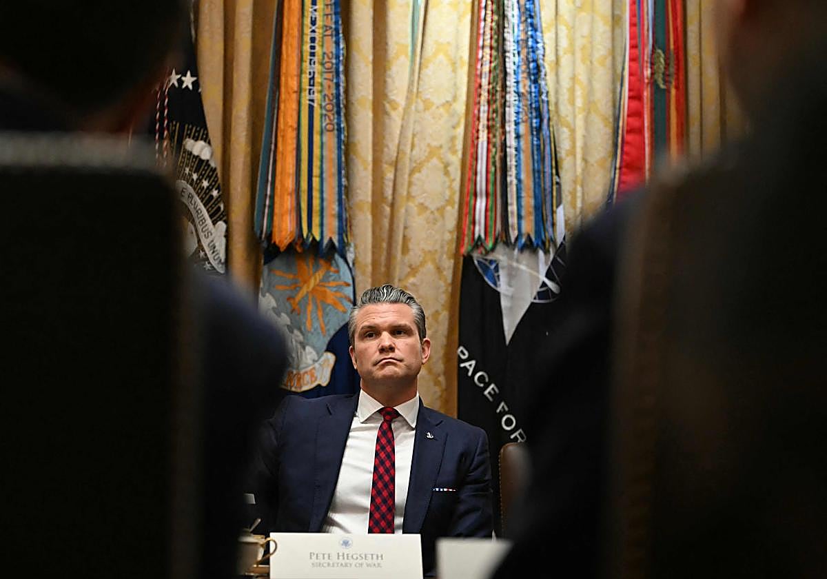 Pete Hegseth durante la reunión del Gabinete de Trump.