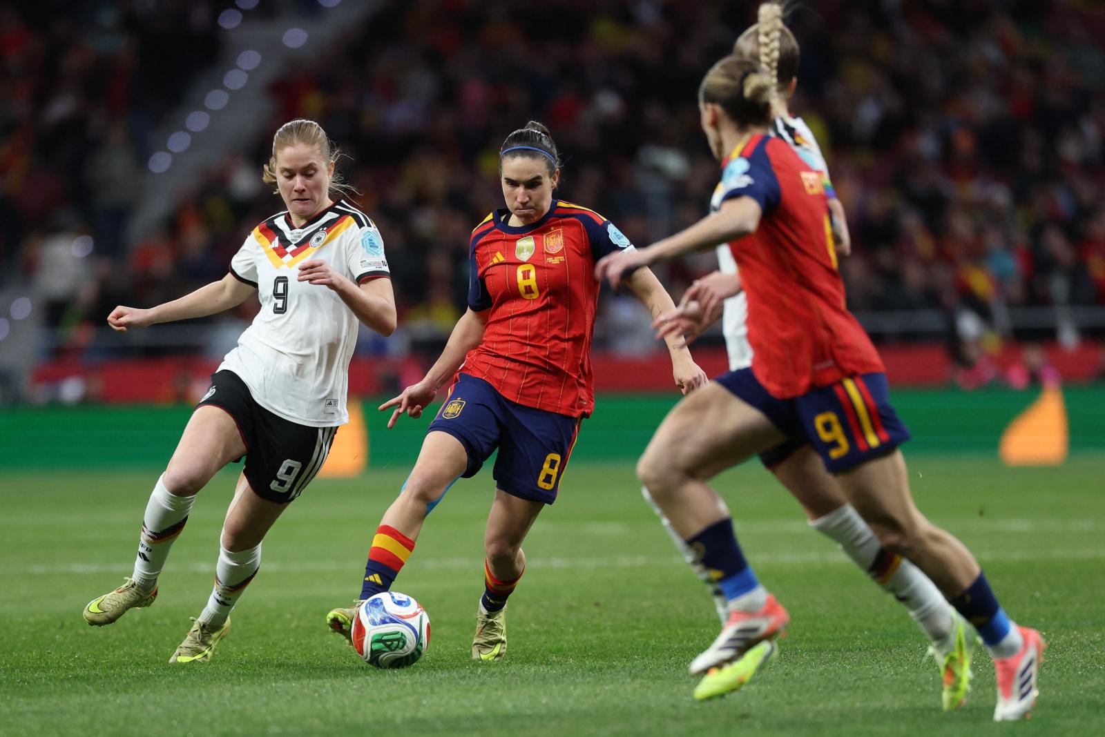 Mariona Caldentey controla el balón ante la presión de dos futbolistas alemanas