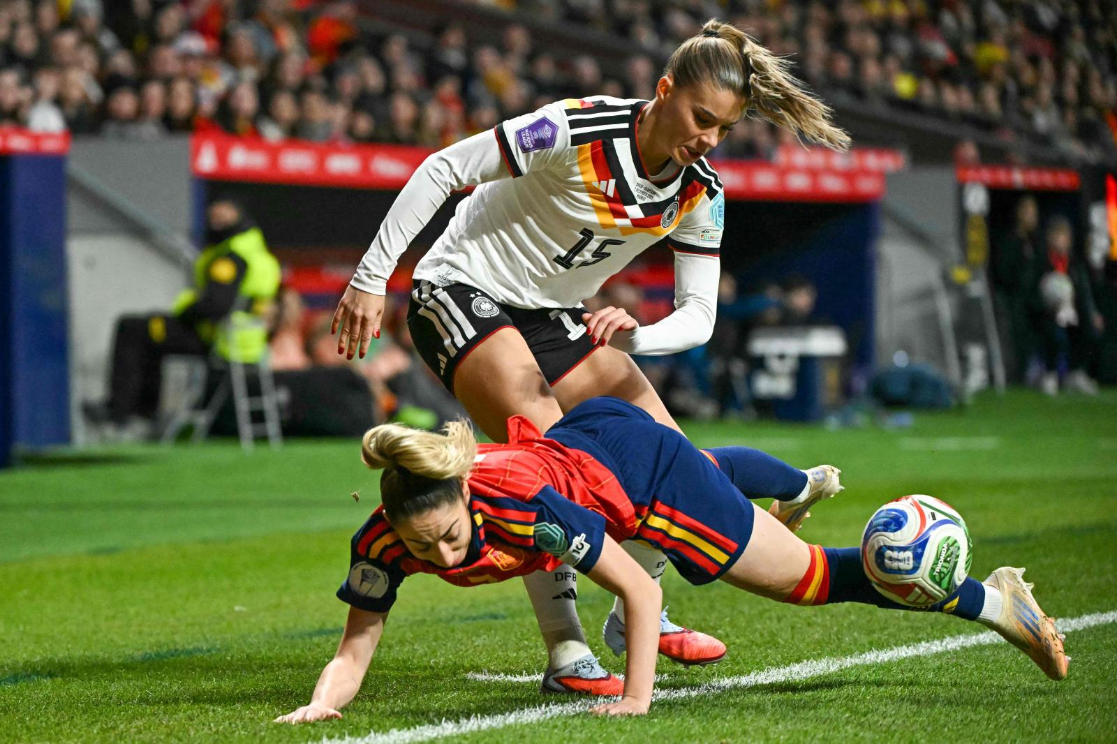 Olga Carmona protege el balón durante el partido.