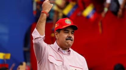 Nicolás Maduro saluda en la juramentación de los nuevos comandos bolivarianos en Caracas.
