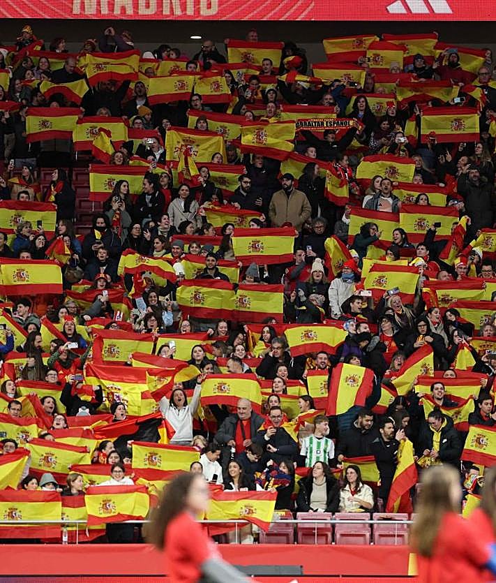 Imagen secundaria 2 - Felipe VI, presente en el palco de autoridades, y las gradas llenas en el Metropolitano.