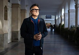 José Luis Cienfuegos, en los soportales del Teatro Calderón de Valladolid.