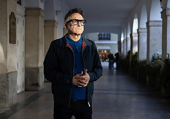 José Luis Cienfuegos, en los soportales del Teatro Calderón de Valladolid.