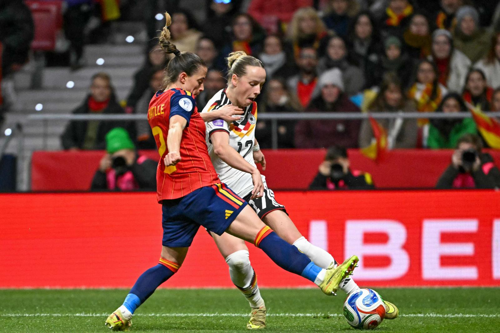 Ona Batlle evita el centro de la futbolista alemana Franziska Kett.