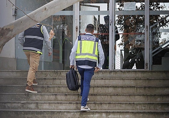 Agentes de la UDEF de la Policía Nacional durante un registro bajo autorización judicial.