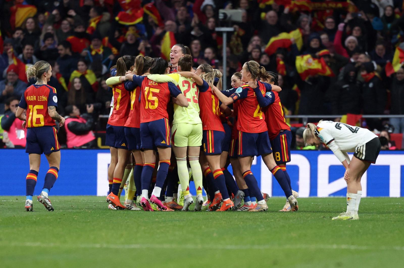 Las futbolistas de España celebran el título de la Liga de Naciones.