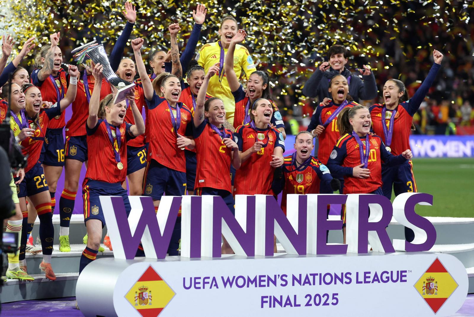 las futbolistas, plenas de felicidad, levantan el trofeo.