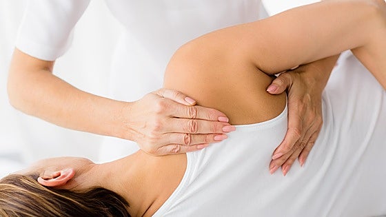 Consejos de un fisioterapeuta para reducir las molestias de trabajar sentados en un mes