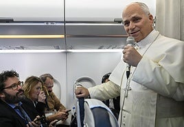 León XIV habla con los periodistas en el avión de vuelta de su primer viaje.