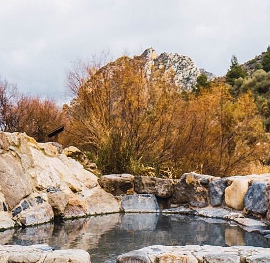 Estas aguas termales son perfectas para huir del frío: están en España, son gratuitas y al aire libre