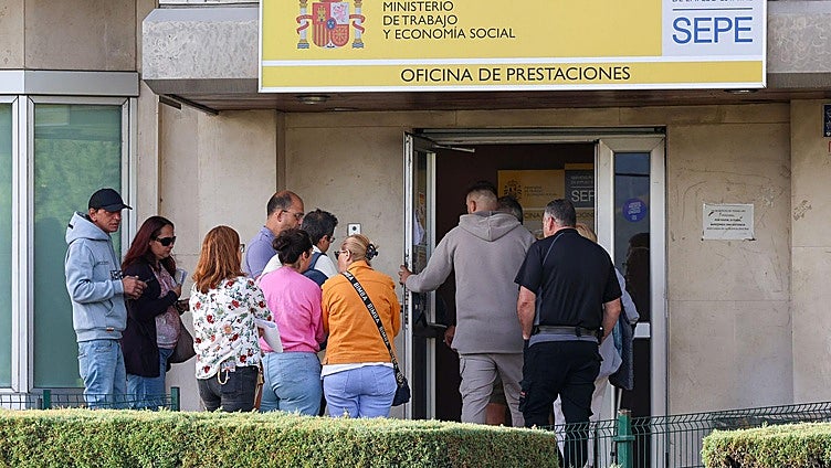 España destruye 14.000 empleos en noviembre pero el paro baja en 19.000 personas