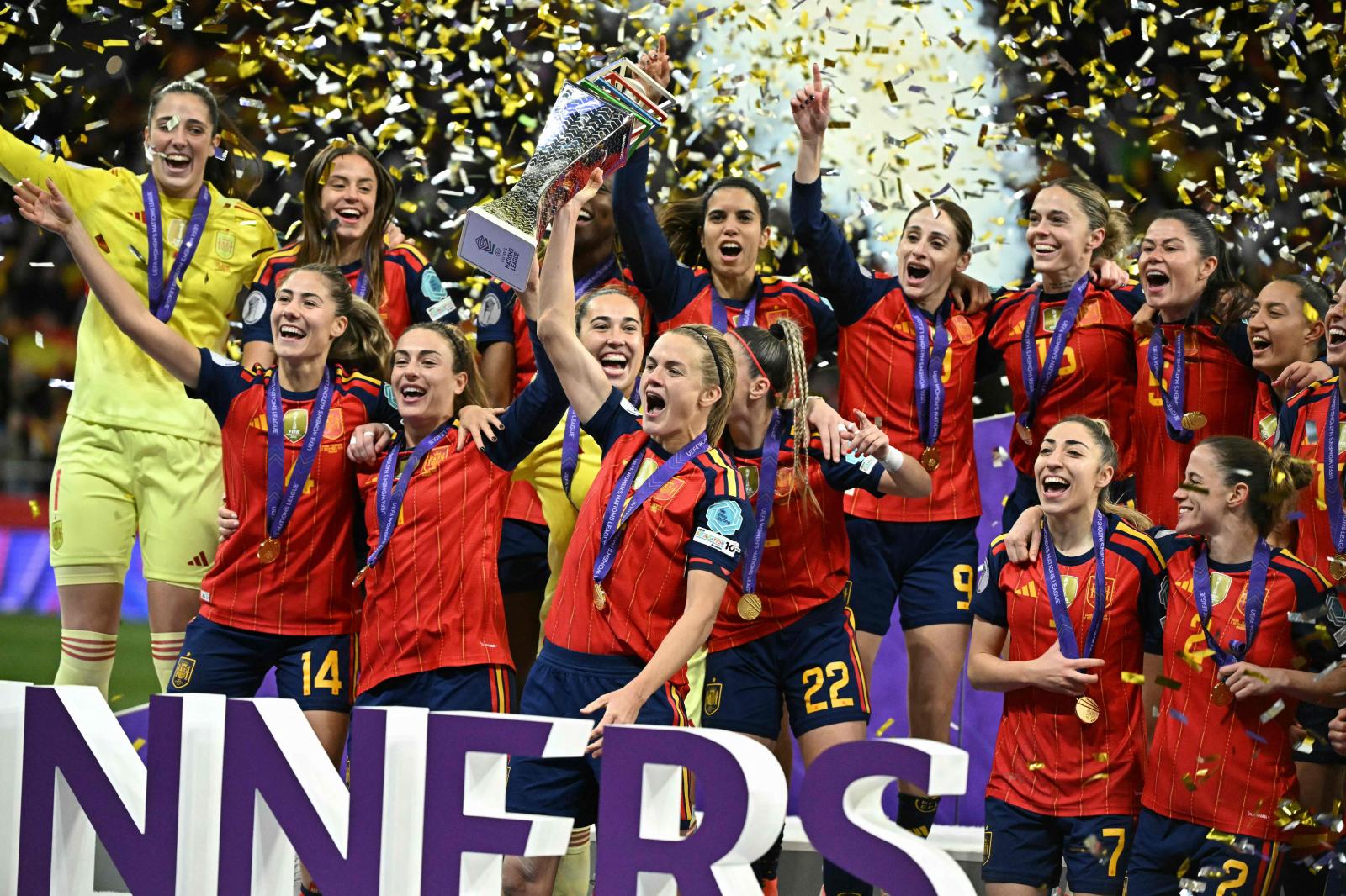 Irene Paredes, capitana de la selección, levanta el trofeo.