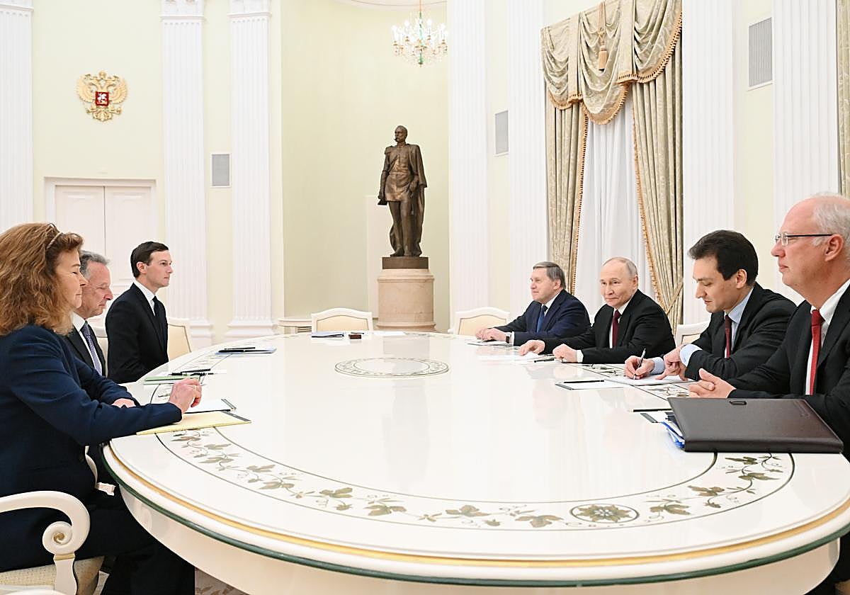 Witkoff, Putin y sus respectivos equipos el martes en Moscú.