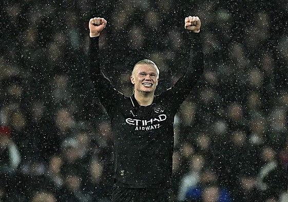 Erling Haaland celebra su gol 100 en la Premier League.