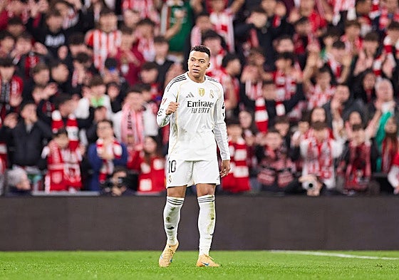 Kylian Mbappé celebra el primero de sus dos goles en San Mamés.