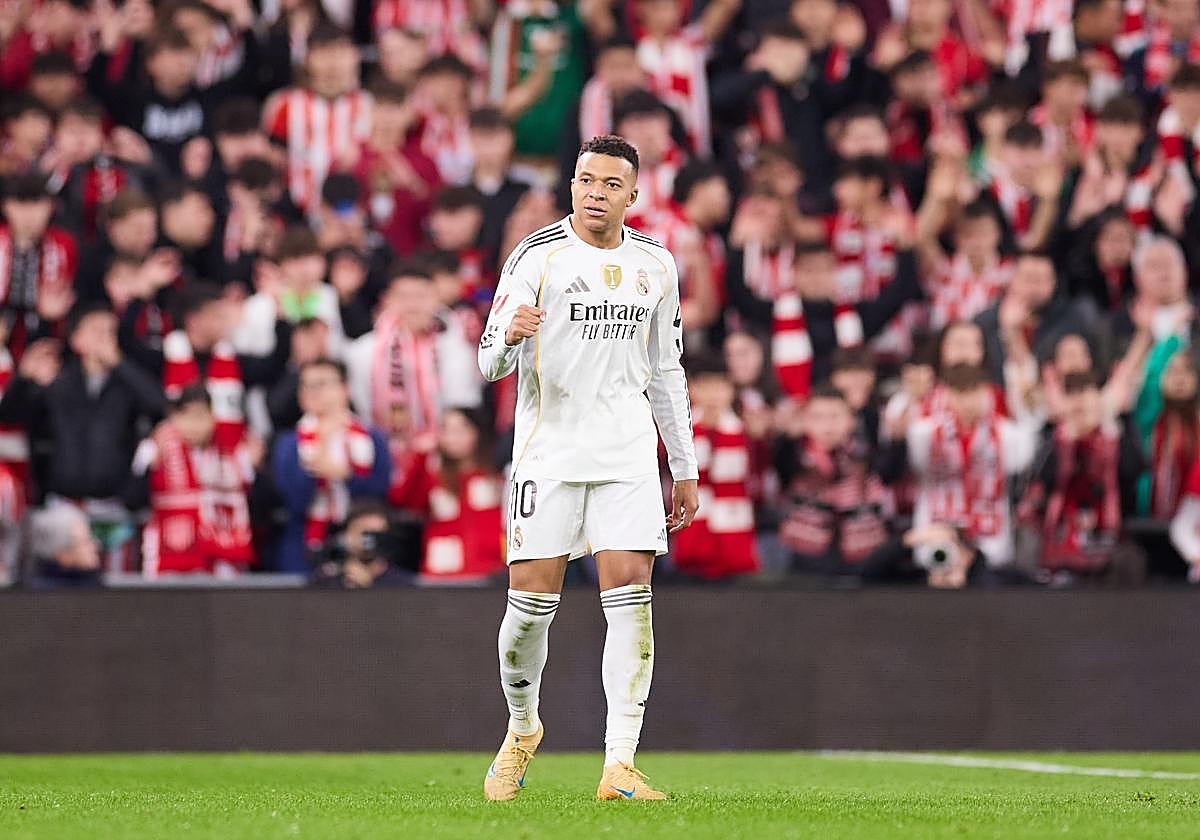 Kylian Mbappé celebra el primero de sus dos goles en San Mamés.