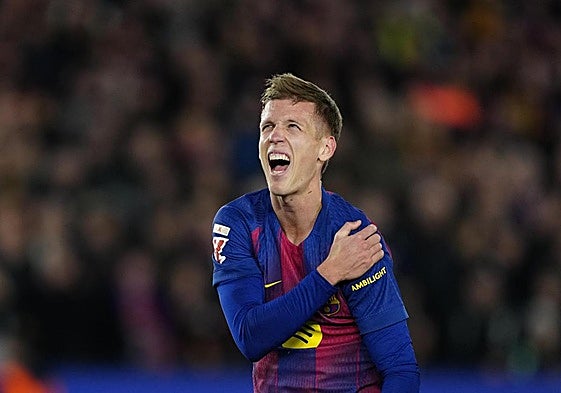 Dani Olmo se duele del hombro tras caer lesionado durante el Barça-Atlético.