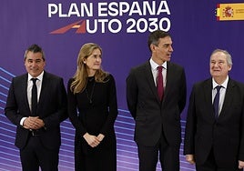Josep María Recasens, presidente de Anfac, Sara Aagesen, ministra para la Transición Ecológica, Pedro Sánchez, presidente del Gobierno, y Jordi Hereu, ministro de Industria, durante el acto de presentación