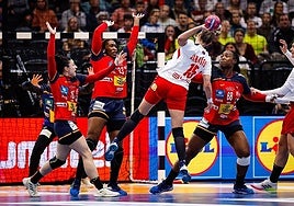 Etxeberria, Gassama y Tchaptchet ayer durante el partido de las Guerreras ante Serbia.