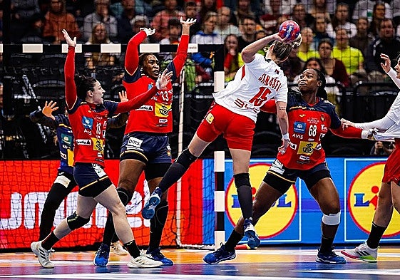 Etxeberria, Gassama y Tchaptchet ayer durante el partido de las Guerreras ante Serbia.