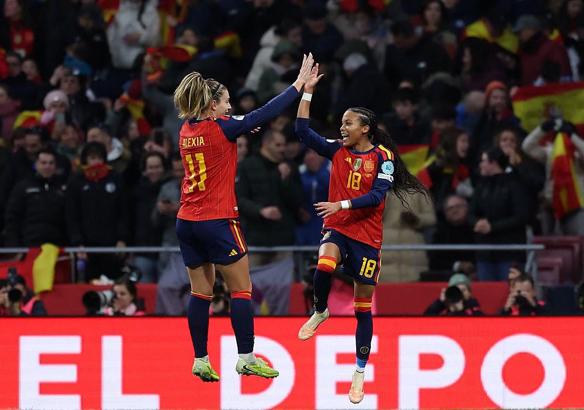 Alexia Putellas y Vicky López, dos generaciones en la selección española.