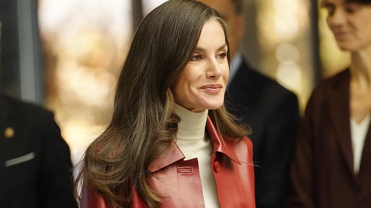 La reina Letizia rescata la chaqueta de Mango más elegante y consigue el look perfecto para ir a la oficina en invierno