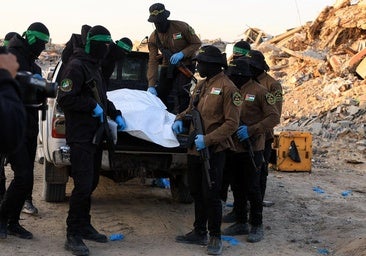 MIembros de Hamás, con los restos de un rehén israelí.