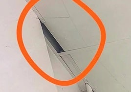 Hueco del vestuario en el que el acusado colocaba el móvil para grabar.