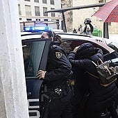 Momento en el que llegaba al juzgado el coche policial con el detenido.