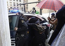 Momento en el que llegaba al juzgado el coche policial con el detenido.