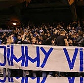 Aficionados del Deportivo de La Coruña con una pancarta en memoria de Jimmy.