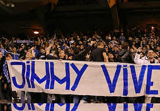 Aficionados del Deportivo de La Coruña con una pancarta en memoria de Jimmy.