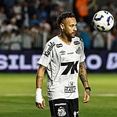 Neymar, durante el calentamiento con Santos.