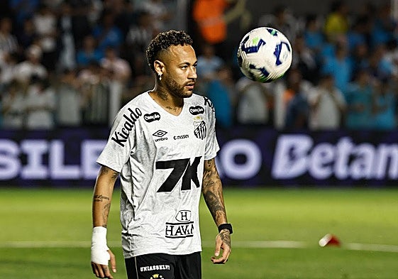 Neymar, durante el calentamiento con Santos.