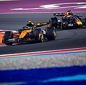 Lando Norris y Max Verstappen, mano a mano durante el Gran Premio de Catar.