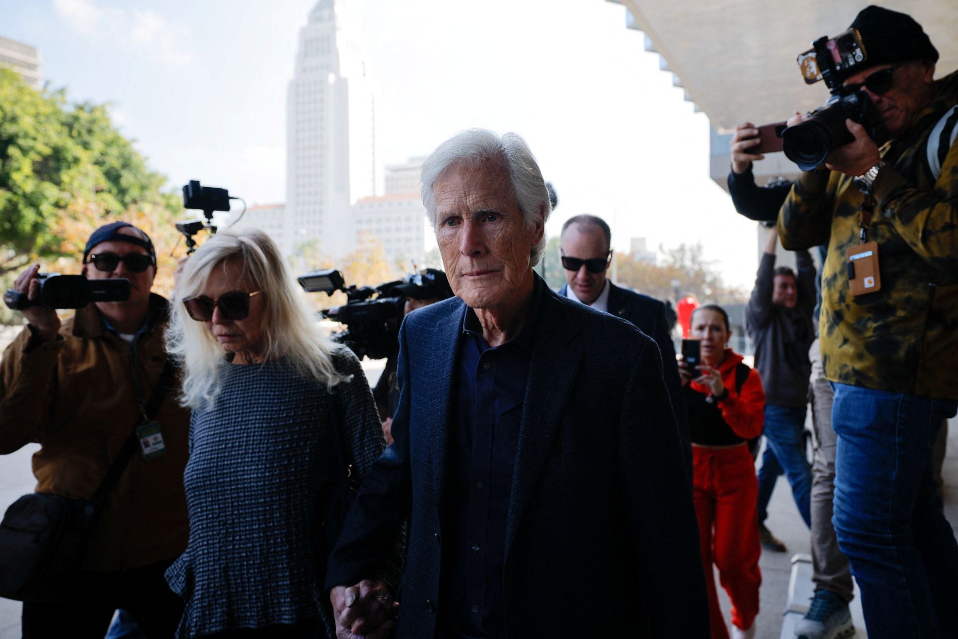 La madre y el padrastro de Perry, Suzanne y Keith Morrison, antes de entrar en la sala del tribunal este miércoles.