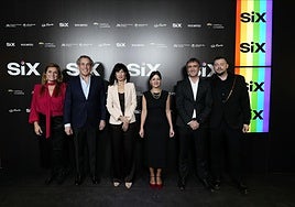 De izquierda a derecha, Ana Delgado, directora general de Six, Manuel Mirat, CEO de Vocento; la ministra de Igualdad, Ana Redondo; la ministra de Juventud, Sira Rego, el director general editorial de Vocento, Fernando Belzunce, y el director de la revista Six, Iván Gelibter.