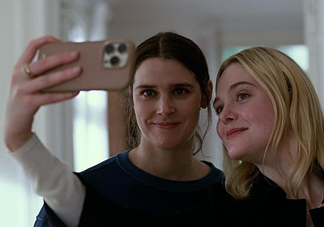 Inga Ibsdotter Lilleaas y Elle Fanning en el filme.